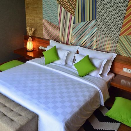 Ts Suites Seminyak Chambre photo A bedroom at the hotel
