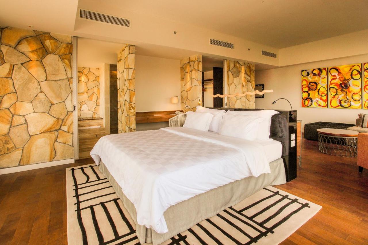 Ts Suites Seminyak Extérieur photo A bedroom at the hotel