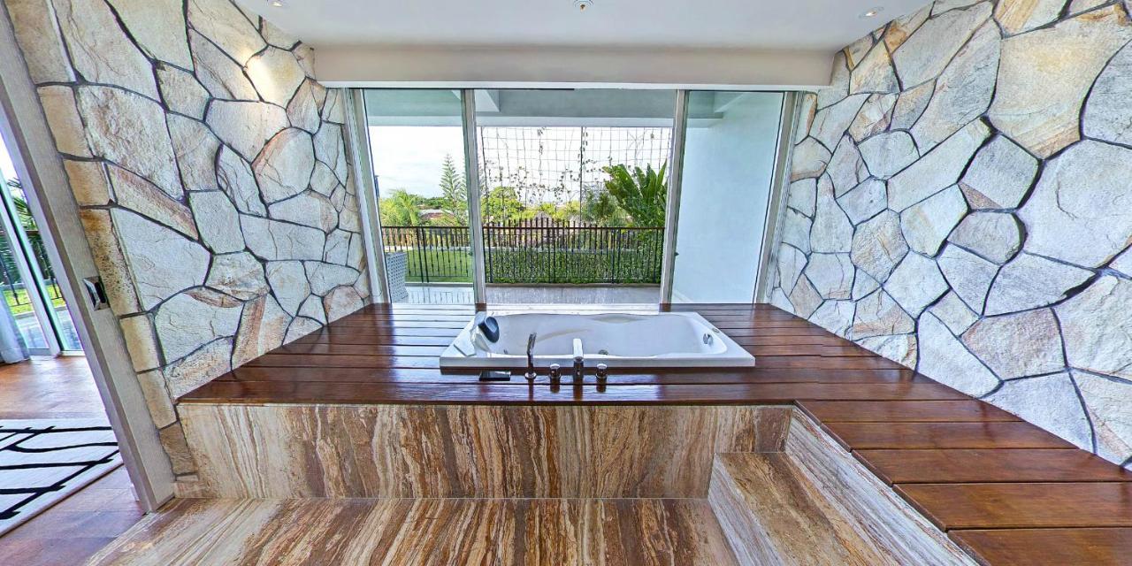 Ts Suites Seminyak Extérieur photo Bathroom