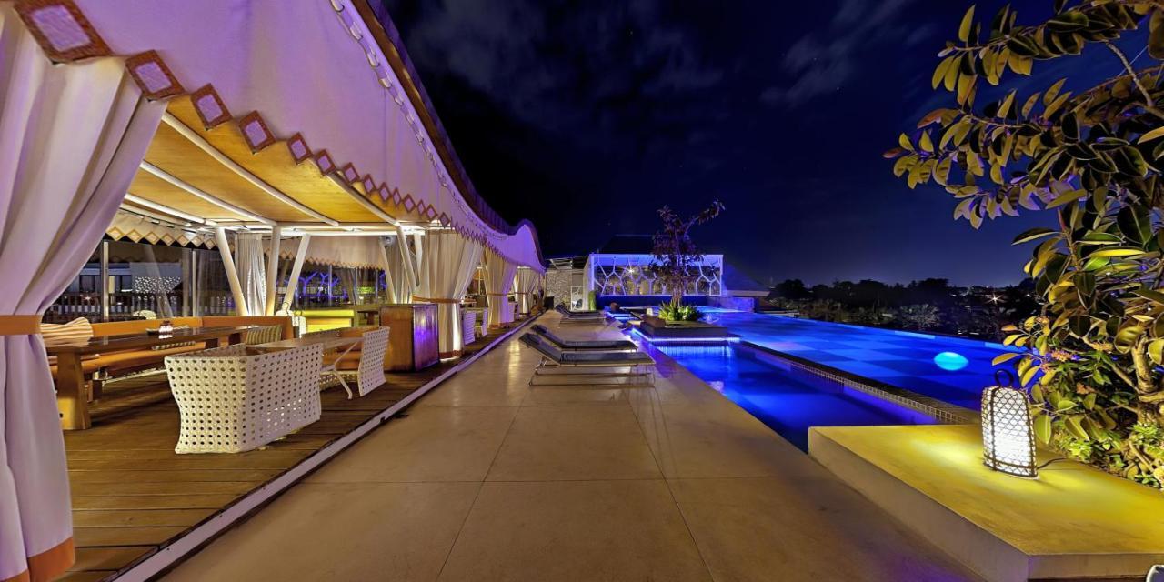 Ts Suites Seminyak Extérieur photo The pool at the rooftop bar