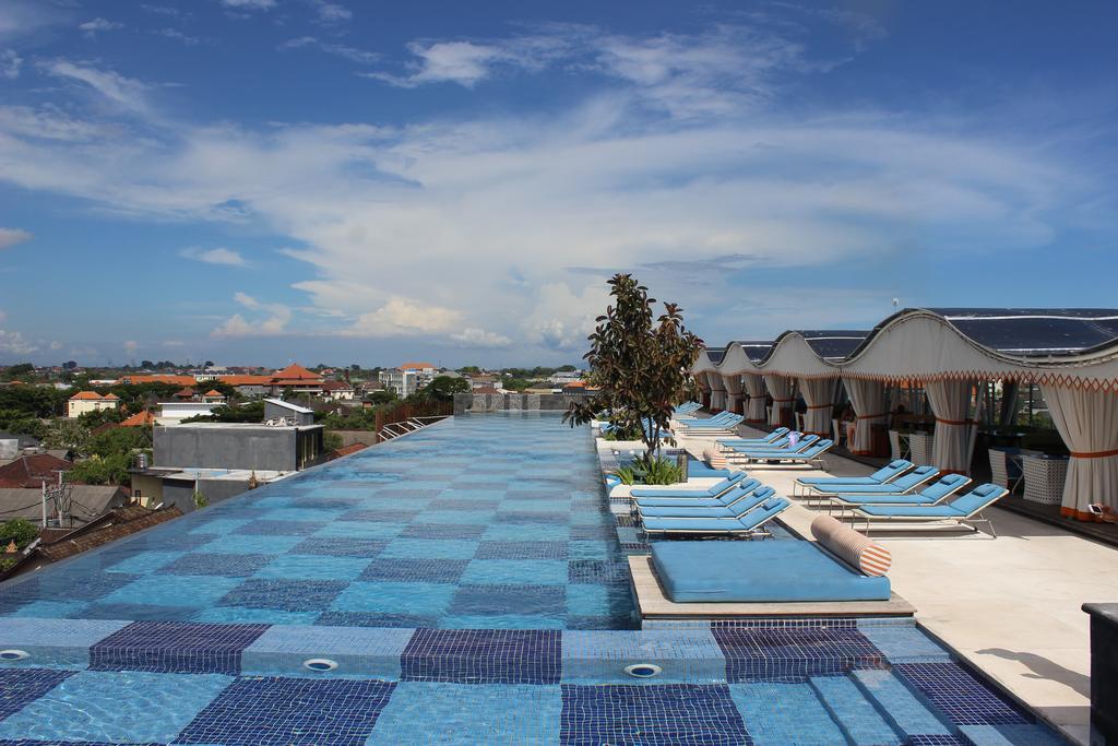 Ts Suites Seminyak Extérieur photo The rooftop pool at the hotel