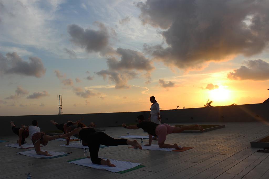 Ts Suites Seminyak Extérieur photo Sunset yoga at the rooftop of the hotel